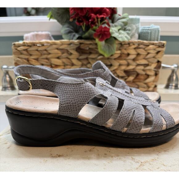 Clarks Collection 9M Light Gray Leather Lexi Marigold Sandals 2” Heel Buckle - Picture 4 of 11